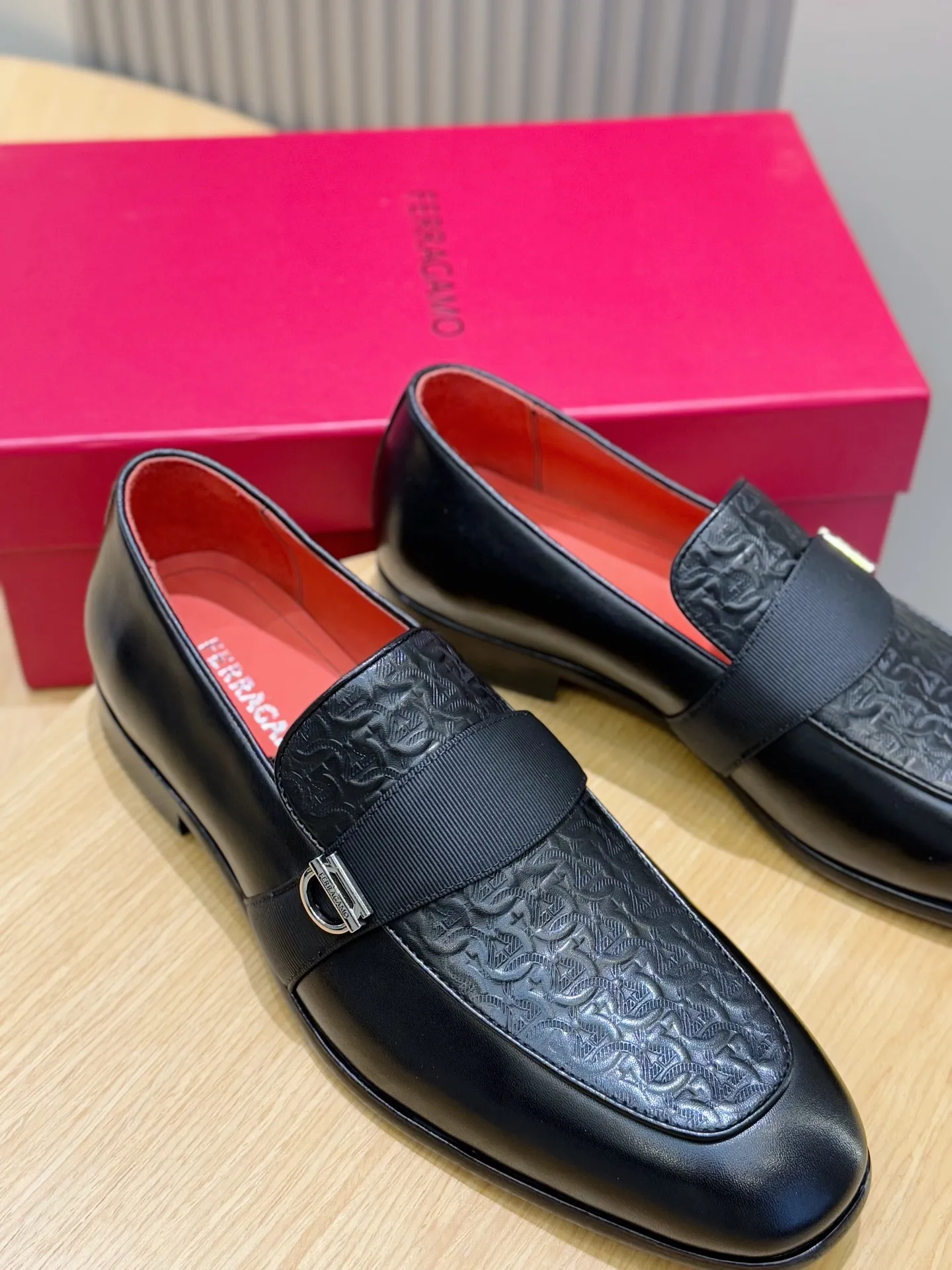 [Ferragam] Top P: 960💰 Size: 39-44 (38. 45.46 can be customized) Ferragamo Gancini buckle moccasins. These men's loafers are exquisite and gorgeous, with shiny patent leather uppers that highlight urban style. The almond-shaped toe adds a stylish touch, with three-dimensional stitching around the upper and contrasting tubular piping for a unique silhouette. The shoes are exquisitely crafted, with grosgrain ribbons and metallic Gancio buckles adding a classic touch, complementing the contrasting red accents. Finished with a slim leather sole. Imported cowhide upper + cowhide lining + genuine leather outsole.